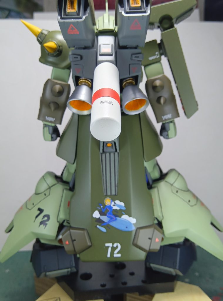 リアスカートアーマーにはみんな大好きピンナップガールのデカールを貼りましたバックパックはサザビーのモノを幅詰めして使用しましたプロペラントタンクもサザビーです腕にはアーマーが付いてます