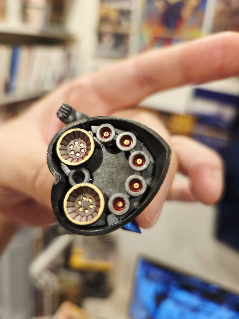 こんなに小さいものを、諸先輩方はどうやってあんなに美麗に塗っているのか…。とにかく手を動かせですねー。明日もガンプラ頑張るぞー！