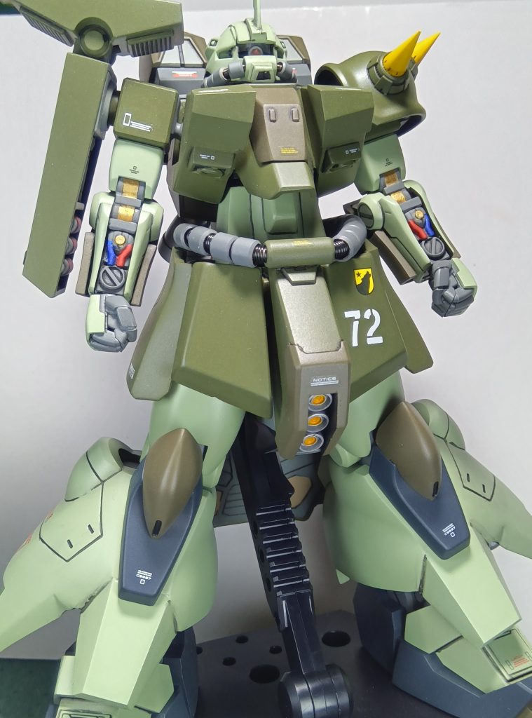 下からのあおりで動力パイプは20年以上前に買って使ってなかったマックスファクトリー製のブラスパイプを使用してます今ってブラスパイプって販売してないみたいですねーまた販売してほしい一品です股間部分もサザビーを移植してありますサイドスカートはMGの ザクII ver.1.0 のモノを使用しました