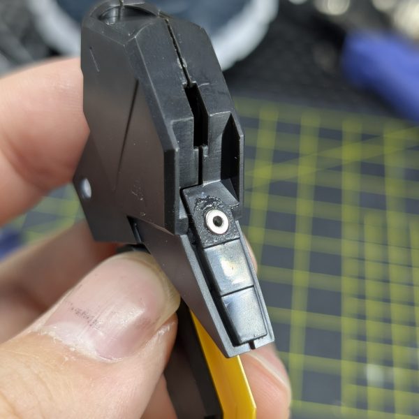 バックパックを塗装も踏まえて製作始めました✨️安心のネオジム磁石とマグネットシールを使って仮組みしやすいようにパーツを製作していきます。最終的に大剣にもしたいがためにシュバルツリッター買ったので、いい感じになりそうな予感がします☺️ （2枚目）