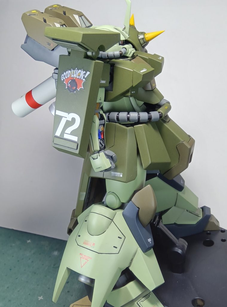 右肩シールドは “グッドラック” のデカールありです機体ナンバーは “72“ です