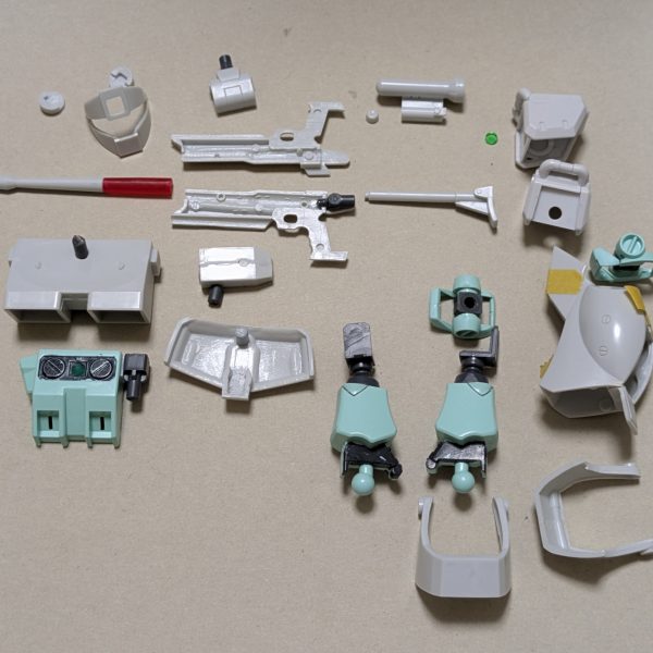 ジムスナイパーカスタム 旧キットMSVとHGとのミキシング一番好きなMSが、これっ!たまたま見つけた旧キットを衝動買い、その後たまたまジャンク屋で見つけた製作済みGM。コレは旧キットを移植しろという天啓!技量は無いが、ガンプラは自由脚は旧キットの武骨な太い脚で 旧キットの前の持ち主さんがミキシングの途中で、脚パーツのアンクルガード1ヶ所だけ切り離してあったので関節を移植やボールジョイントにて繋ぐ肩は2種類 作ろうかな〜頭部と胴体と腕はHGのままライフルは銃身の長さを延長 ライフルのストックは可動できるようにライフルを畳んで腰の後ろに取り付けできるように磁石を付ける脚ふくらはぎや頭部にも磁石を埋め込み(4枚目)