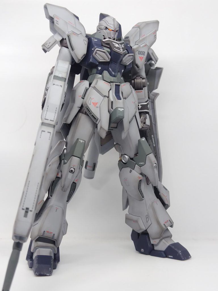 全塗装しましたが、なるべく色は指定に近づけました。フレームだけは茶が強いので焼鉄色にしています。ツインアイは蛍光塗料です。