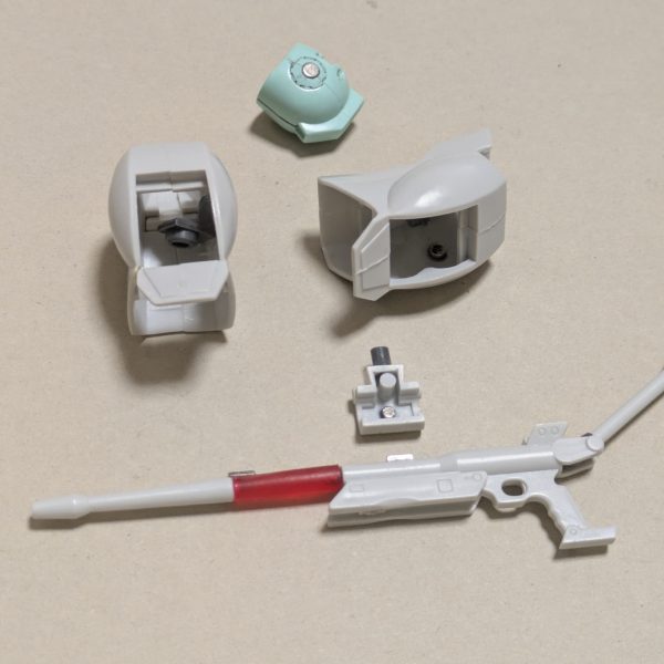 ジムスナイパーカスタム 旧キットMSVとHGとのミキシング一番好きなMSが、これっ!たまたま見つけた旧キットを衝動買い、その後たまたまジャンク屋で見つけた製作済みGM。コレは旧キットを移植しろという天啓!技量は無いが、ガンプラは自由脚は旧キットの武骨な太い脚で 旧キットの前の持ち主さんがミキシングの途中で、脚パーツのアンクルガード1ヶ所だけ切り離してあったので関節を移植やボールジョイントにて繋ぐ肩は2種類 作ろうかな〜頭部と胴体と腕はHGのままライフルは銃身の長さを延長 ライフルのストックは可動できるようにライフルを畳んで腰の後ろに取り付けできるように磁石を付ける脚ふくらはぎや頭部にも磁石を埋め込み(5枚目)