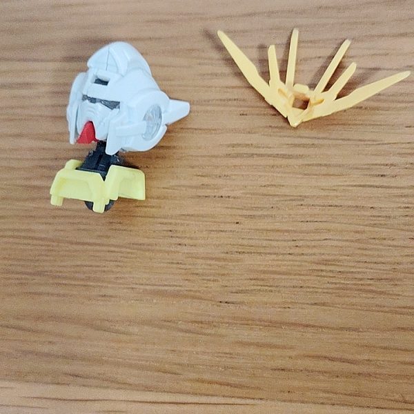 最近のルシフェルです。火器が欲しいなあと思ったので、フリーダム、ライフリのレール砲を追加しました。バックパックのレール砲は写真の様に取り付けてありますアンテナの接続方法(3枚目)無改造で出来ます。流石にアンテナの赤い部分は削らないといけなかったのでつけてません。MSサイトレンズを付ける予定です。（3枚目）