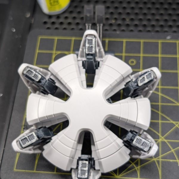 今回のミキシングでは、ハクジ装備をオミットしている分の推進力をオリジナル装備（ヴィーダーシュプルフ）により補っているという設定なので盾は全てブースターというワガママしています☺️ブースターはイフリート達にあったブースター切り貼りしている感じです✨️切り貼りしている最中やネオジム装着の動画はXに投稿します。いい感じにシルエットもまとまったので細部ヤスリや色々今後整えていきたいと思います✨️良ければ皆さんにシルエットのご感想聞きたいです✨️（4枚目）