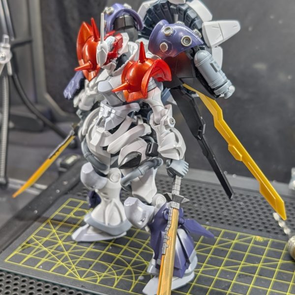 今回のミキシングでは、ハクジ装備をオミットしている分の推進力をオリジナル装備（ヴィーダーシュプルフ）により補っているという設定なので盾は全てブースターというワガママしています☺️ブースターはイフリート達にあったブースター切り貼りしている感じです✨️切り貼りしている最中やネオジム装着の動画はXに投稿します。いい感じにシルエットもまとまったので細部ヤスリや色々今後整えていきたいと思います✨️良ければ皆さんにシルエットのご感想聞きたいです✨️（6枚目）