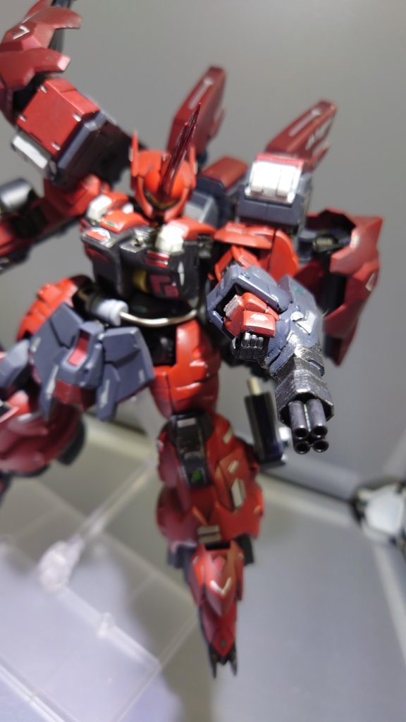 左腕『四連装マシンキャノン』中距離から距離を詰めるための牽制用武装。