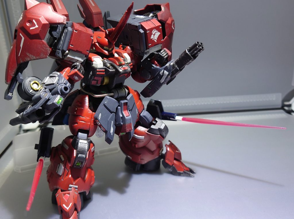 脚部『追加ブースター兼ビームガン』増設されたブースター。可動式であり向きの調整可能。また、ビームガンによる射撃も可能。ビームガンは取り外してビームサーベルとしても使用可能。