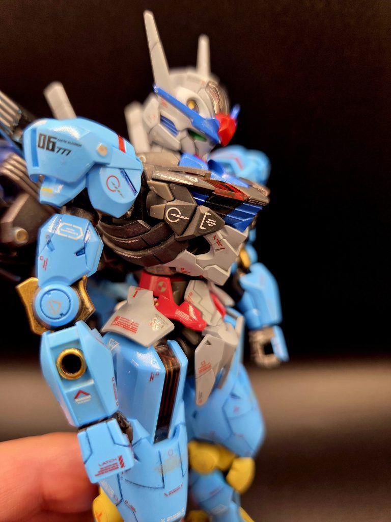 もしエアリアルが地上戦に投入されたら、ビームライフルとガンビットで長距離戦が出来ると思ったので、上半身は空気層に溶け込み、足元は地面に擬装する設定にしてみました。