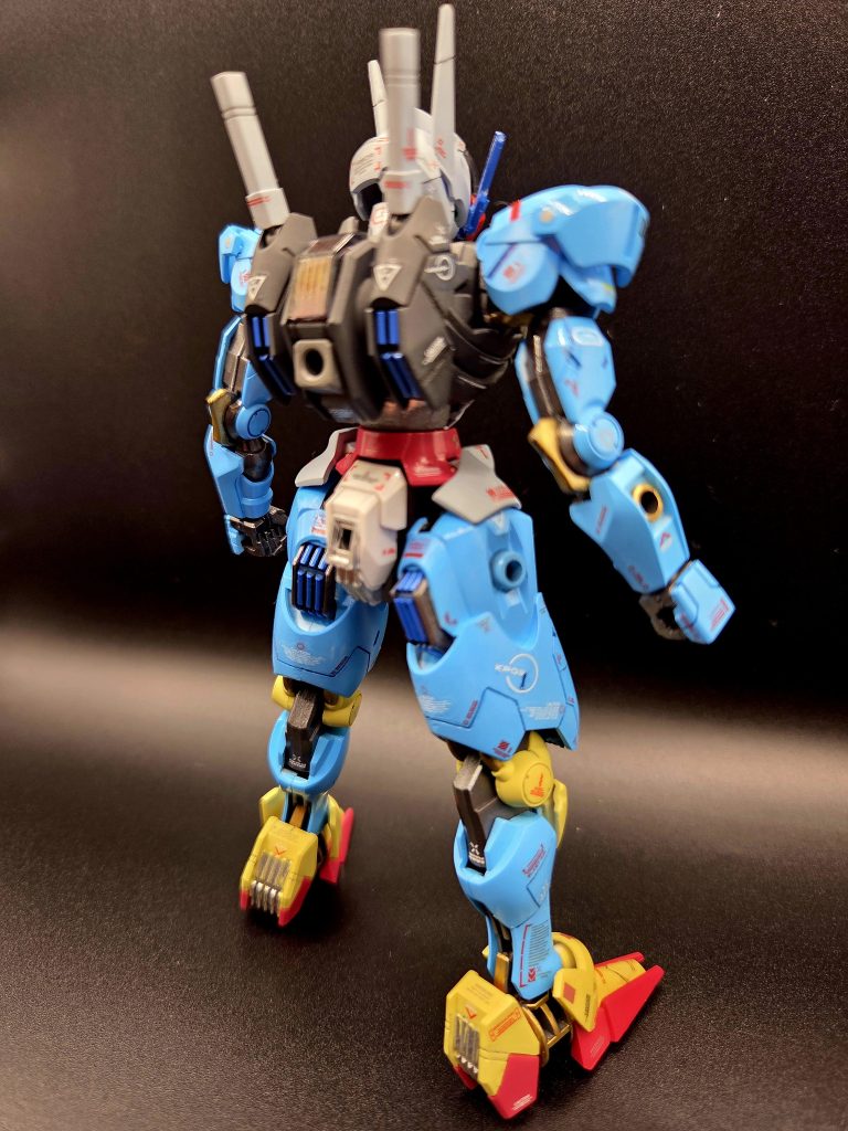 ガンビットとビームライフルを駆使して長距離戦をしつつ、一気に距離を縮めてビームサーベルで止めを刺す、と妄想しつつ眺めています。