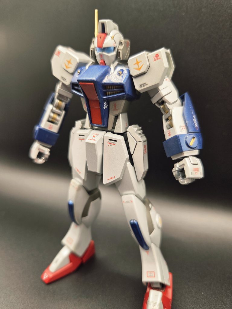 フェイスに赤いデカールを貼って、通気口があるような雰囲気を演出。塗装は基本、タミヤのラッカー塗料をエアブラシで吹き、部分塗装はエナメル、ガンダムマーカーなどです。