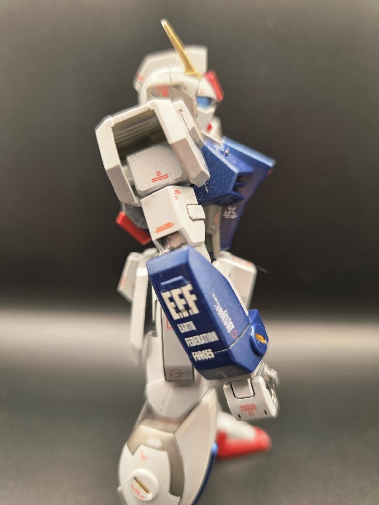 ダガーLは宇宙世紀にも合うなぁ、と昔から思っていたので、地球連邦のデカールを貼ってみました。この略称のデカール、好きなんですよねー。