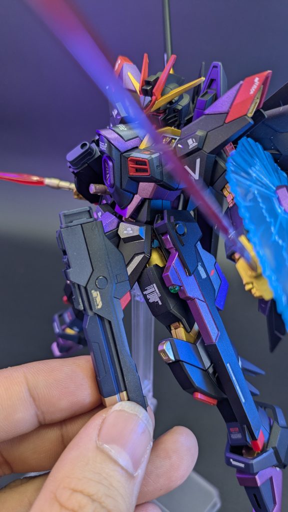 そんなに大きな改造はしてなくてライフルとサイドアーマーの接続保持をマグネットにしました