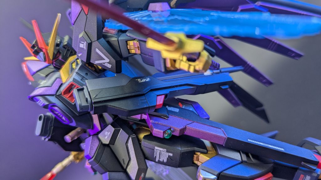 元々でも保持力はあったんだけど角度が固定されて、如何にも邪魔なので腕を大きく広げてます！みたいな構図になるので角度調整ができるようにしました