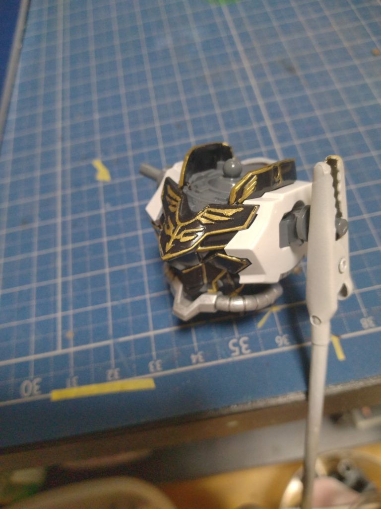 手が震えながら爪楊枝と極細筆で塗り分け 