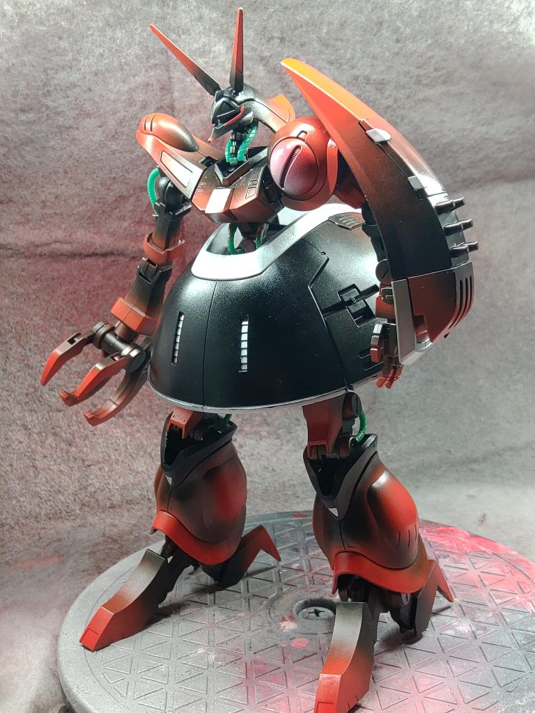 黒に対する赤がなかなか納得がいかなくて、色んな赤を重ねております😊白狐はゴールドをアクセントに入れていたので、黒狐はシルバーをアクセントにしております😆仕上げは艶消しだと暗くなり過ぎてしまったので光沢仕上げにしております😁ではでは今回はこの辺で…御観覧頂きありがとうございました😁