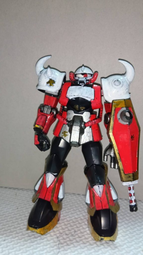 赤、白、金の配色はカッコイいと思います