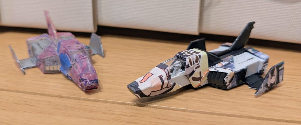 最後に、前回作成した博衣こより仕様と並べて1枚。美術関係について造詣が深く、動画の内容が専門的なのに非常に分かりやすく面白い。そんなこんなでポツポツ見ていたら、私のYouTubeのオススメ常連になっている、儒烏風亭らでんさん専用コアファイターでした。ご覧いただき、ありがとうございました!