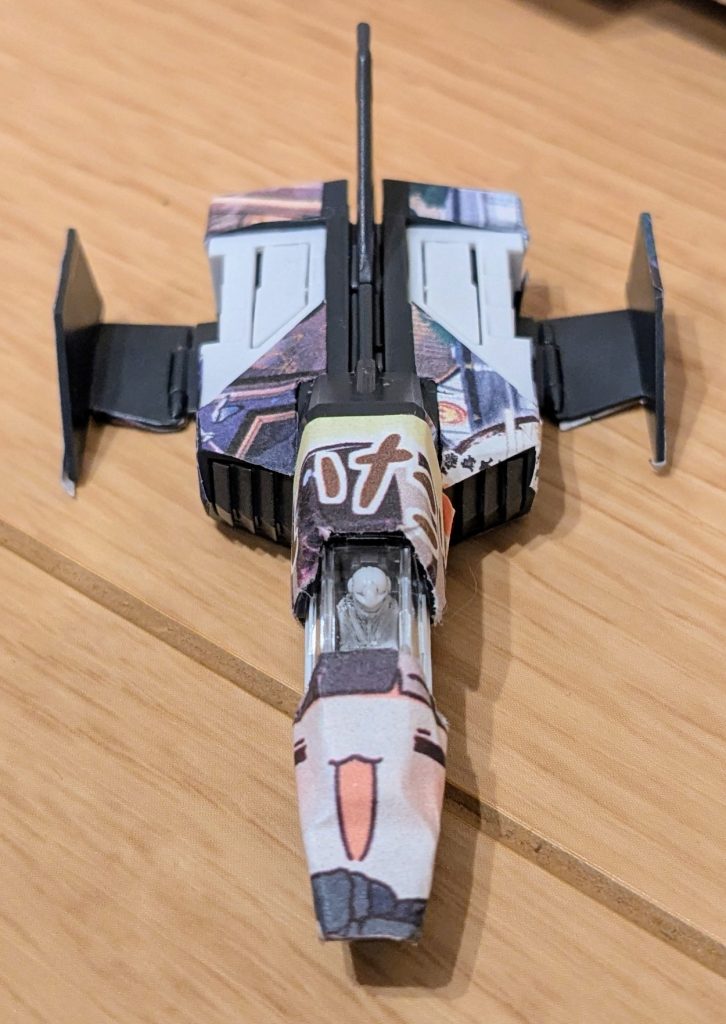 正面から1枚。まいたけダンスの画像を機首に巻き付けました。パイロットは墨入れしただけのライト作成です。