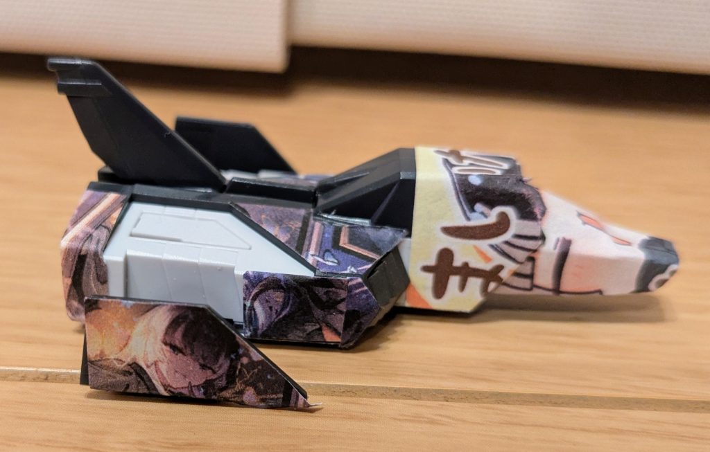 右舷側から1枚。やっぱり黒に映えますね!イラストもちょうど機体に合わせて良いサイズになりました。