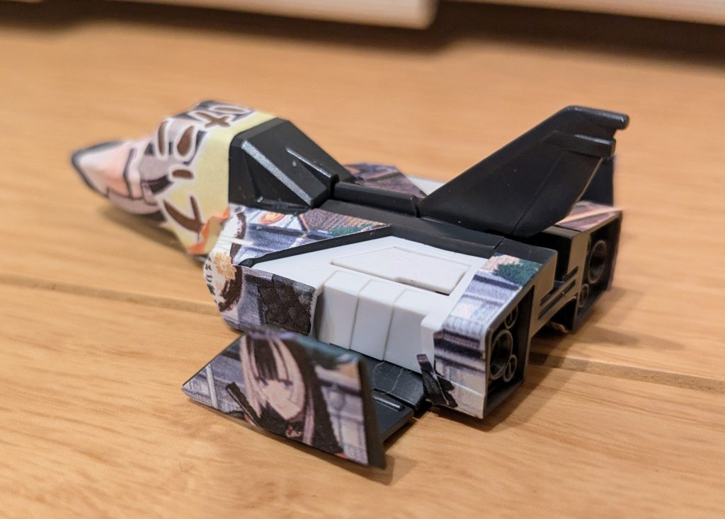 左舷側から1枚。今回は成形色を生かしたかったので、余計な部分にはシールは貼ってませんが、それが良かった感があります。