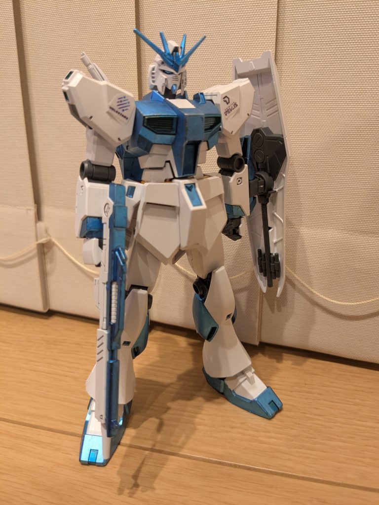 素立ちで1枚。白は成形色そのまま。元が黒をはじめとするメインカラーのところはガンダムメタブルーに変更。ポイントになる部分(写真の濃い青になってる部分)はコスモメタブルーにしました。ニューガンダムのイメージそのままに、良い感じにそれっぽく仕上がったと思います。