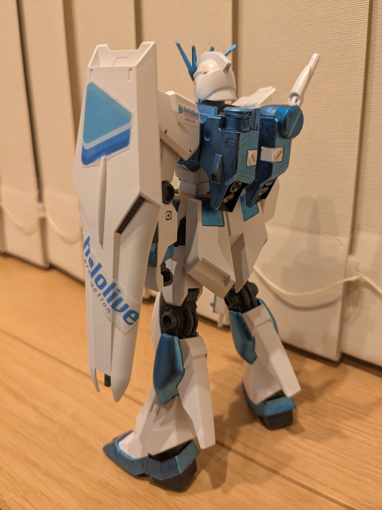 バックショットを1枚。シールドの端から端まで、ホロライブの文字がちょうど良い感じで収まりました。かかとの部分はあえて黒のまま残してみました。ちょっとオシャレな感じになったかな(笑)