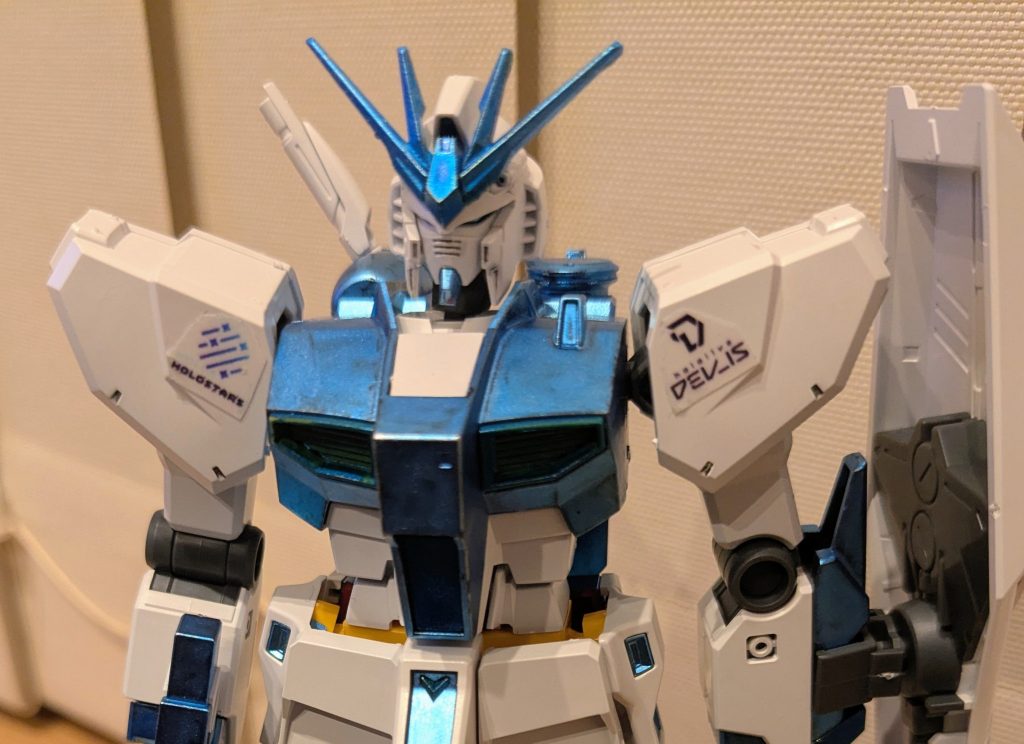 バストアップを1枚。右肩にはホロスターズの、左肩にはホロライブデバイスのロゴをそれぞれ貼り付け。アムロのAマークの場所なので、違和感のない配置になってるかと思います。