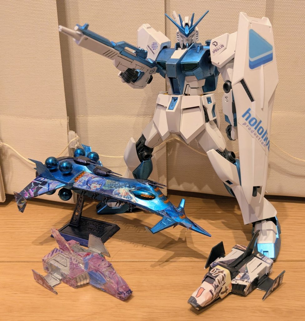 最後に、ブンドドのニューガンダムと、ここまで作成したすいちゃん戦艦とこよちゃん、らでんさんコアファイターと一緒に1枚。ちゃんとホロライブのロゴに合うイメージのニューガンダムになって良かったな〜と満足し、本日アップさせていただきました。ホロライブさん、販促機体にこんなのいかがでしょうか(笑)以上、ホロライブ配属ニューガンダムでした!ご覧いただき、ありがとうございました!!