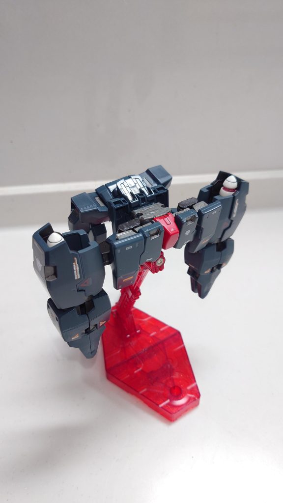 上側から見るとこんな感じ!腰の後側をヒンジでつなぎ、上半身を起こした場合は仕込んだネオジム磁石で固定される仕組みです(gandam-hand2)