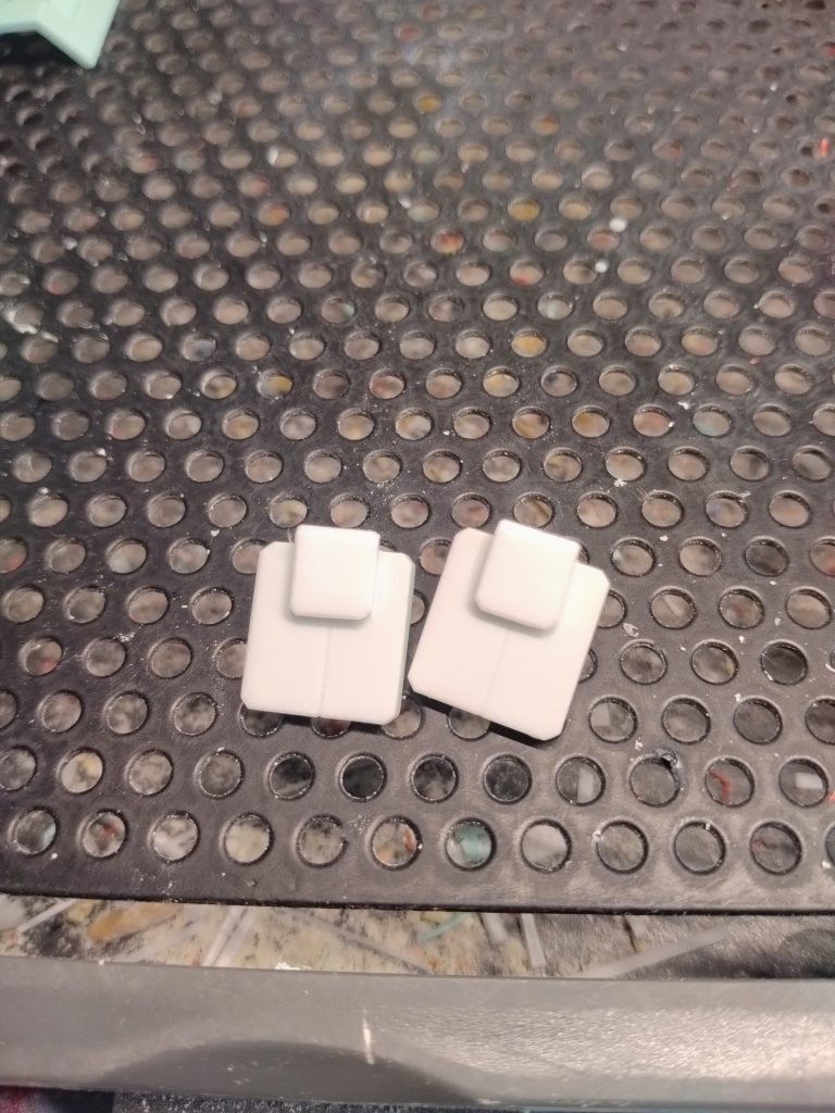 サイドスカートはプラ板でボリュームアップ。元のスカートに0.5ミリのプラ板を貼り付け、整形。