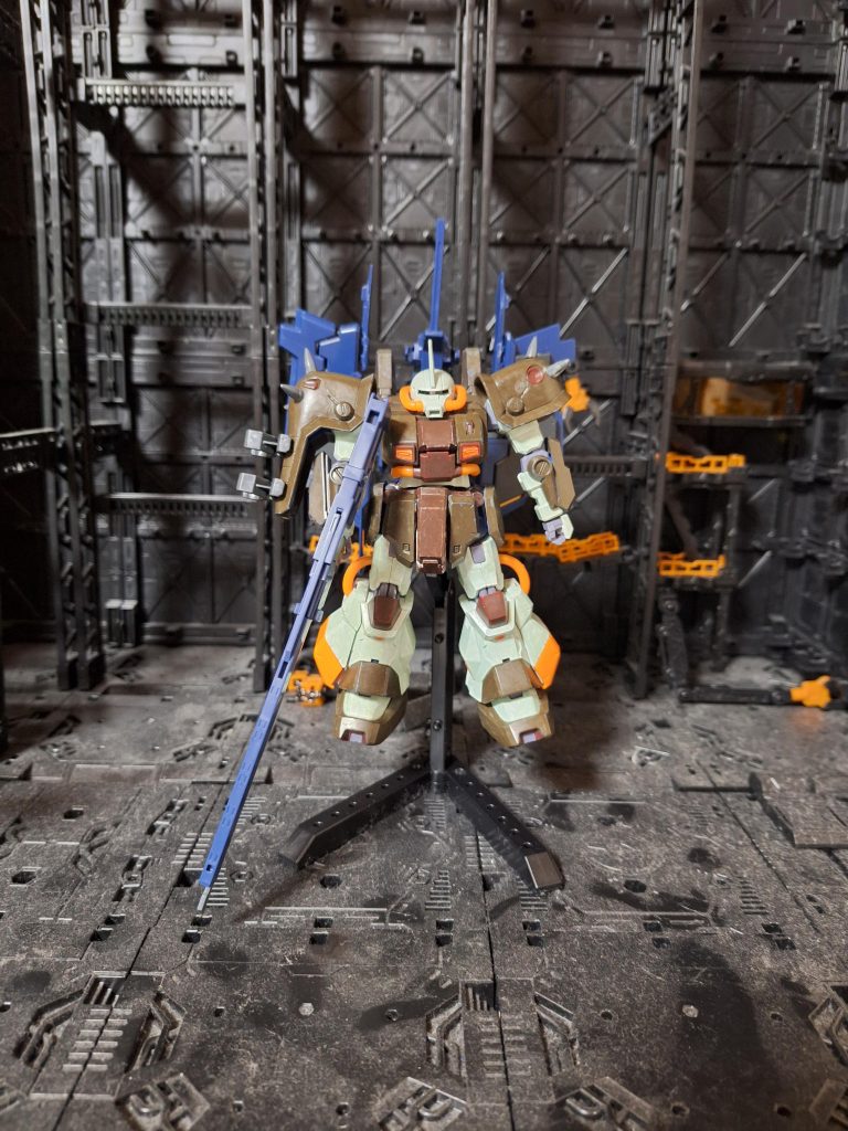 もらったホビーハイザックを、どうせ作るなら、『機動戦士Zガンダム』登場の隠れハイザックが好きだったのと、プレバンバージョンがハイザックカスタムなるものがあるのを知り、なんとか似せれないかと思いました。