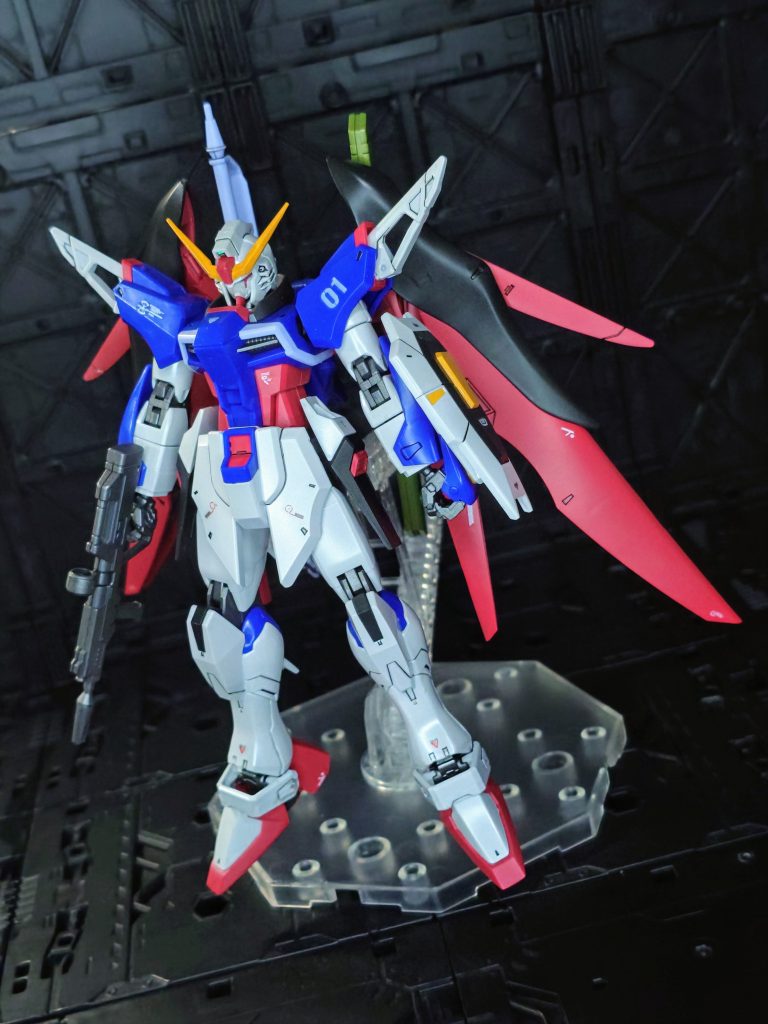 先日RGデスティニーを作りましたがこちらのキットも素晴らしい🤭パーツ分割しっかりしていて成型色塗装でもかなりしっくりくる造形。墨入れしたらぐっと引き締まってカッコいい。