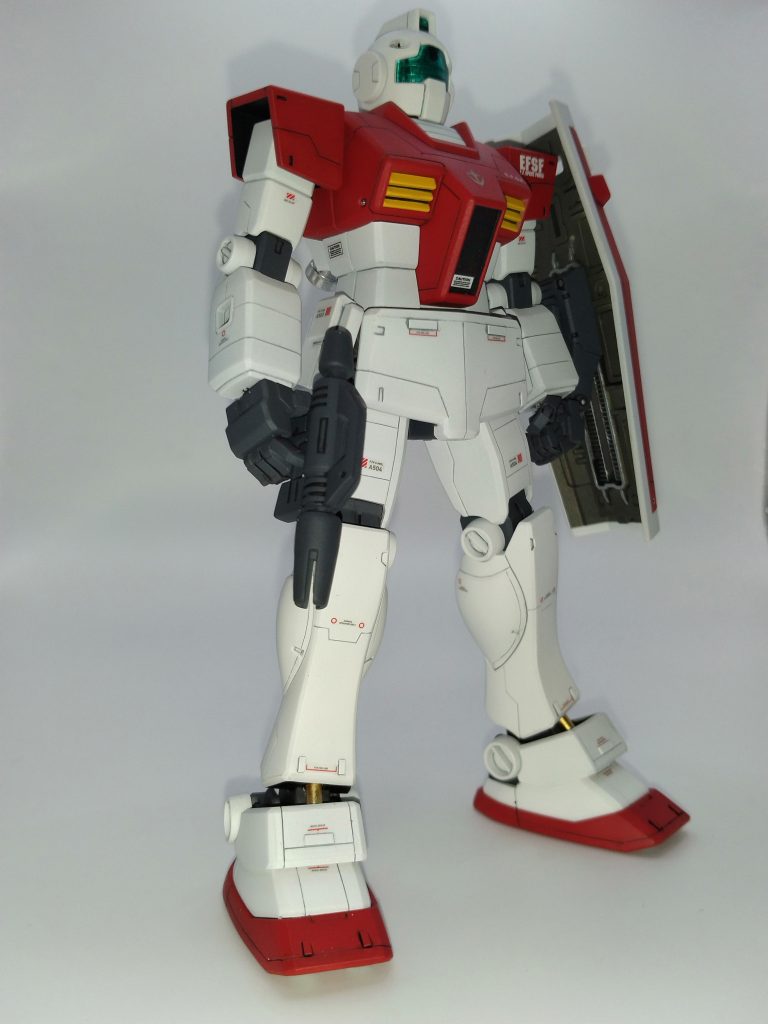 主な改造は頭部バルカン、腰のサイドスカート、足首のシリンダー追加です。仕上げはフラットクリアープレミアムです。