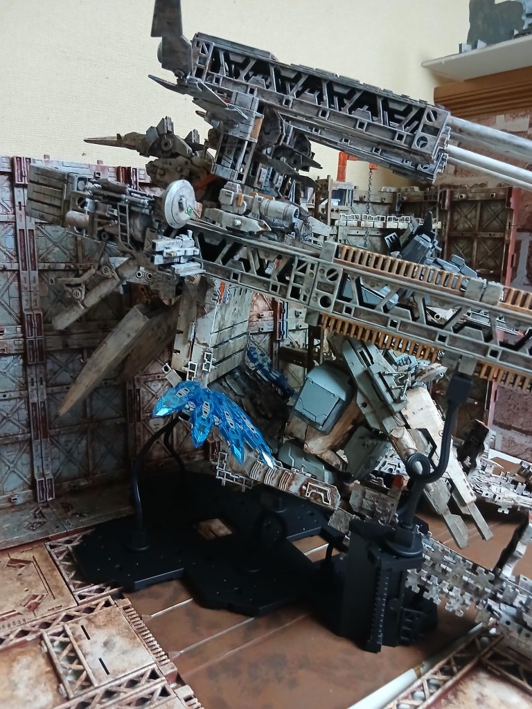 右側。各キャノン部分光らせたかった……