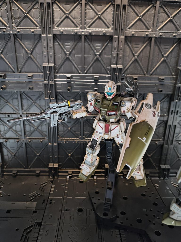 基本のプロポーションなどはそのままでスジ彫り、ビルダーズパーツ少々、デカール貼りあと武装類はHGガンダムORIGINの余りを使用しました。古いキットなのでパーツの合わせ目エグいです。消すの大変です。