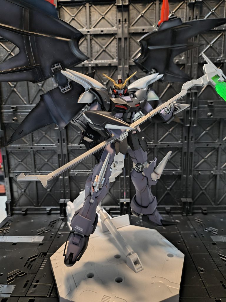 MGガンダムデスサイズヘルです。コイツは梅雨時期に塗装してかなり失敗してしまいました…しかし完成したら、なかなかにカッコよく仕上がりました。キットの良さに助けられました!