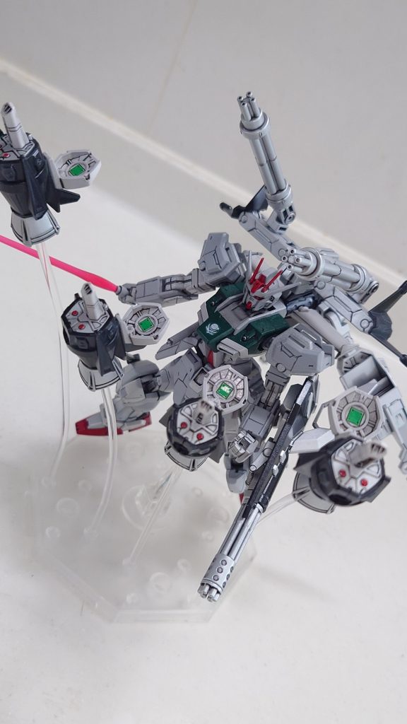 ガンバレル射出!有線兵器なのでワイヤーを付けようかとも思ったんですが、いい感じにできるビジョンが湧かなかったためやめました(gundam-kao5)