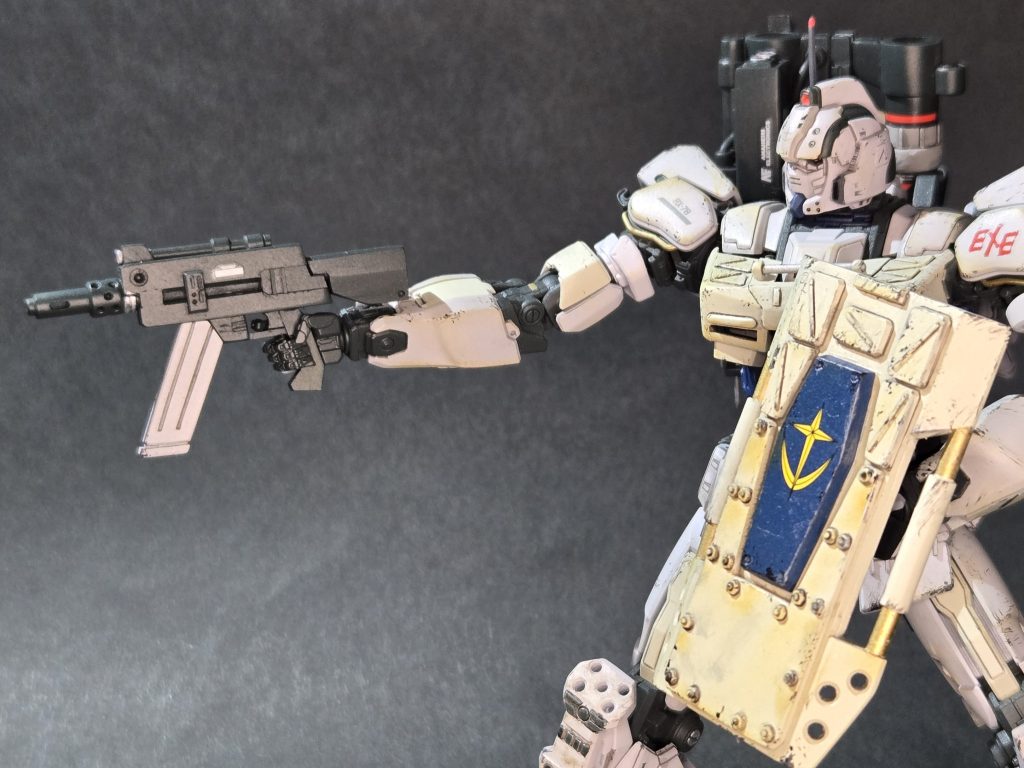 今回、過渡期の試作MSという設定で作っているので武器類のスクラッチ多めになっておりますサブマシンガンとショットシールド
