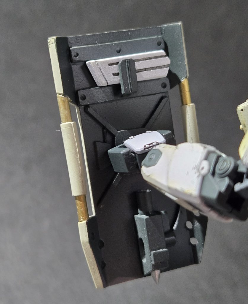 ショットシールドは裏面に予備マガジンと油圧バンカーが付いてます(普段は見えませんがこだわりなんです…)ショットの意味は杭を地面または敵MSに突き刺し貫くためですね