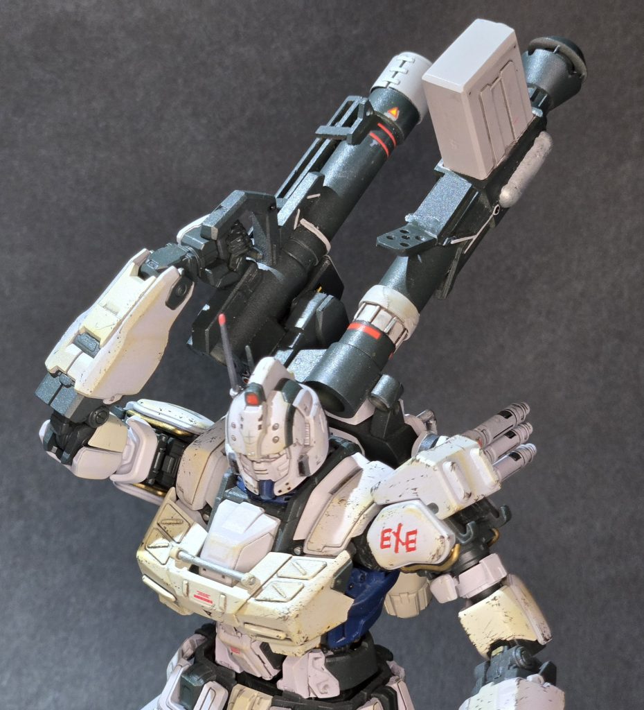 ①バックパックのラックアームが可動。グリップにて前方にスライドさせる。