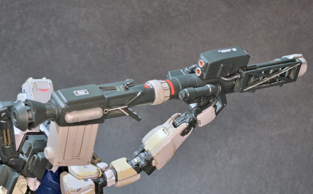 ②センサー横のロックピンがスライドし砲身をロック。