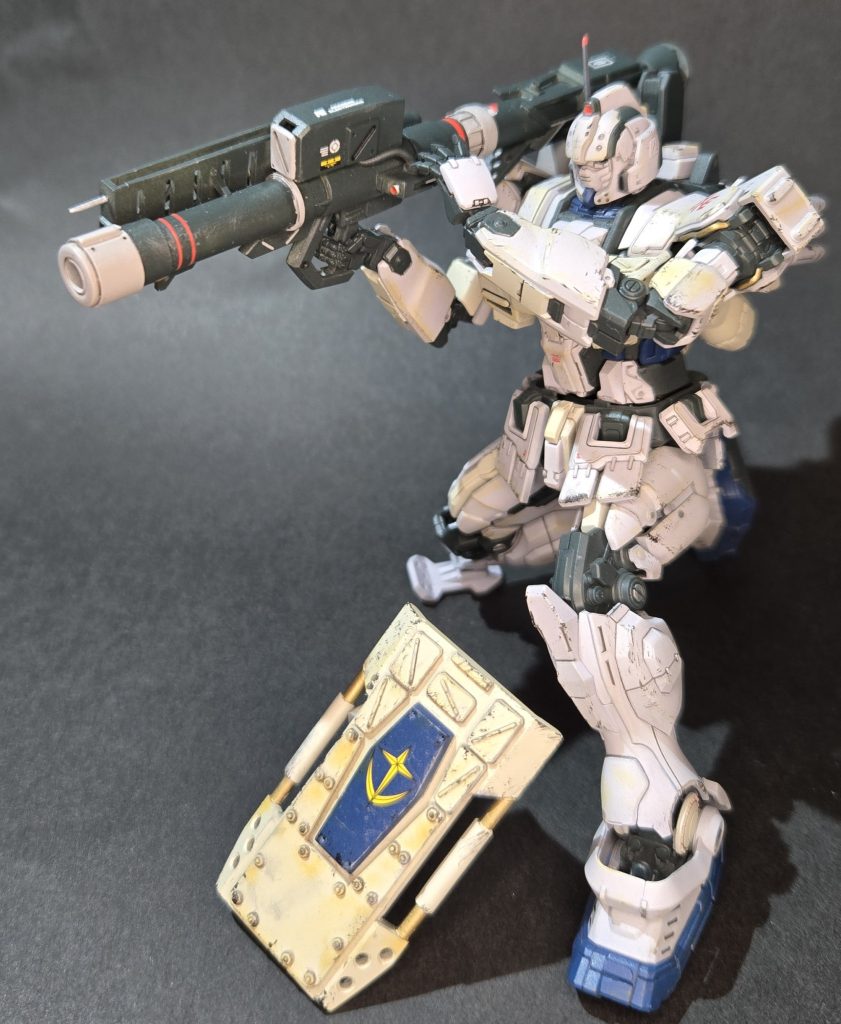 ④右膝部のジャッキにて降着、射撃姿勢へ。となっております。