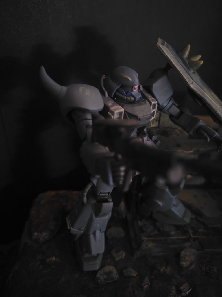 モノアイは100均のストーンシールです。デカールはガンダムデカールとGMデコレーションデカールをくどくならない程度に配置しました。