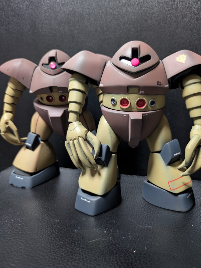 HGUCとの比較、マーキングは双子コーデになってます。