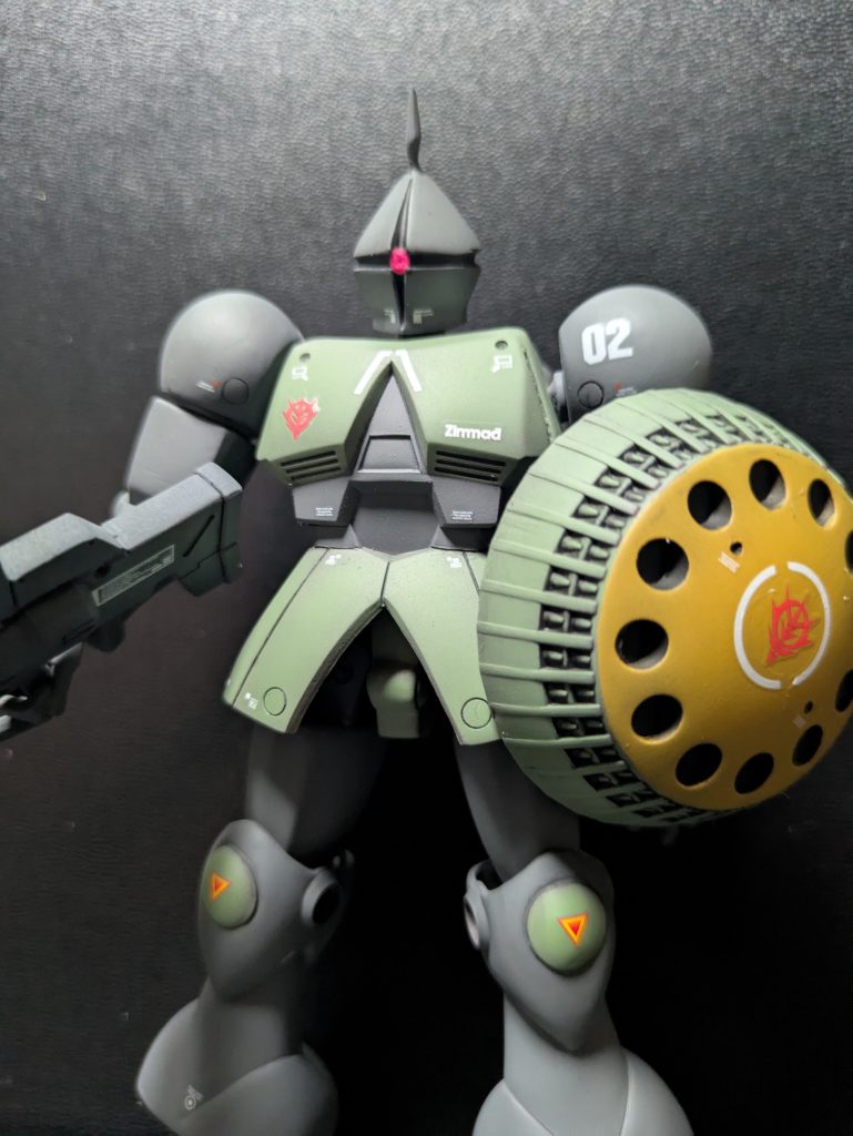 カラーは0083のマリーネ、海兵隊を意識しました。肩幅を幅詰め、頭部形状修正、太腿ロール軸化、足首ボールジョイント化が主な変更点です。シールドはマグネットで接続しました。