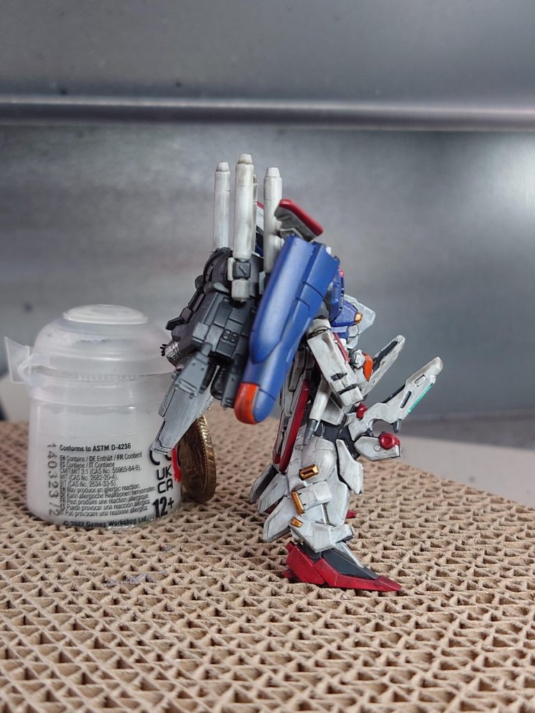 自立用の追加部品を使っても自立しないので、諦めて塗料瓶で支えてます。