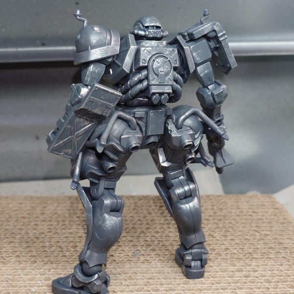 軍警ザクをホビージャパンを参考に塗装中メカサフスーパーヘヴィをエアブラシで吹いたあと、スターブライトシルバーを筆塗りして立体感を出しました。警察なら白黒でしょうということで、パトレイバーを参考に、色をつけようと思います。（4枚目）