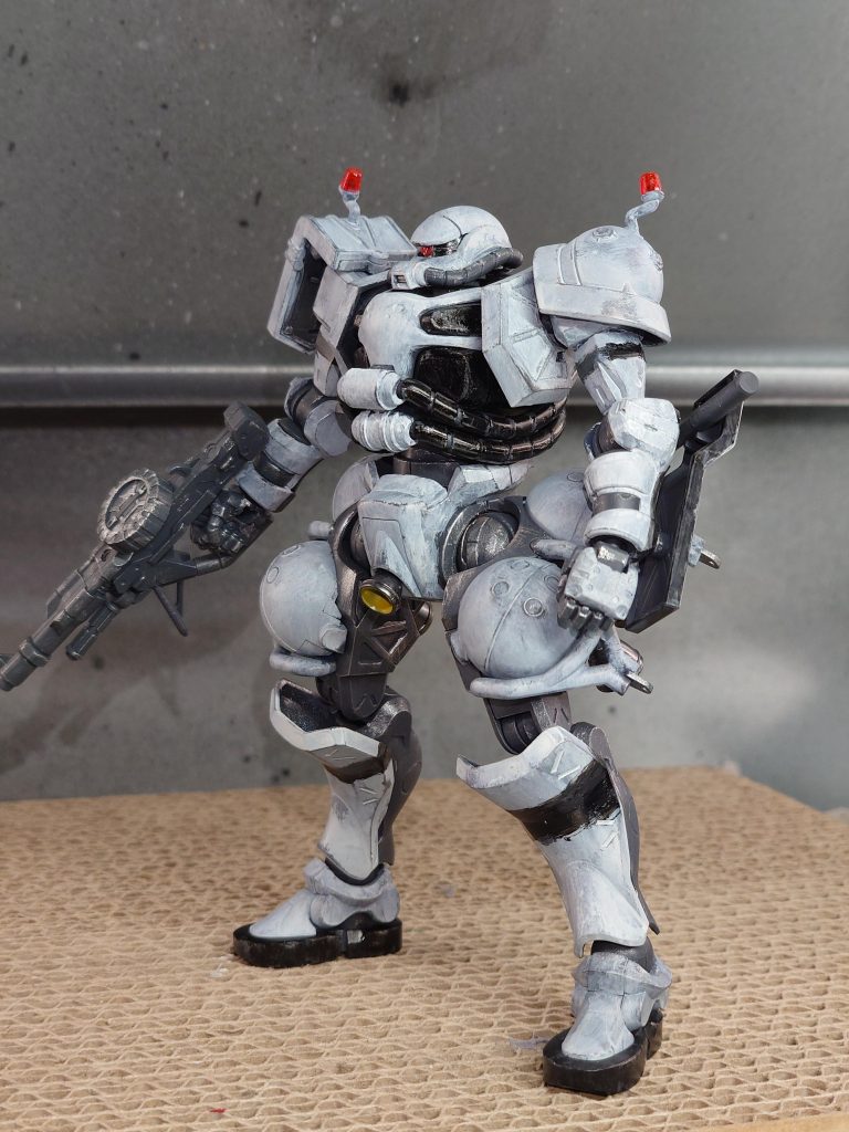 ホビージャパンの筆塗り特集を見て、筆塗り全塗装に挑戦してみたくなりました。筆跡の残し加減や薄い絵の具を置くようにして塗装していくのが苦手でただ汚くなってしまったような気がします。